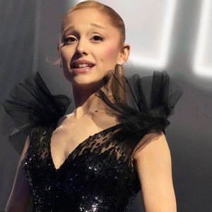 Ariana Grande's Onstage Tech Snafu: Mic Mishap at Barclays