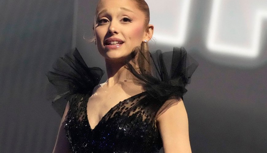 Ariana Grande's Onstage Tech Snafu: Mic Mishap at Barclays