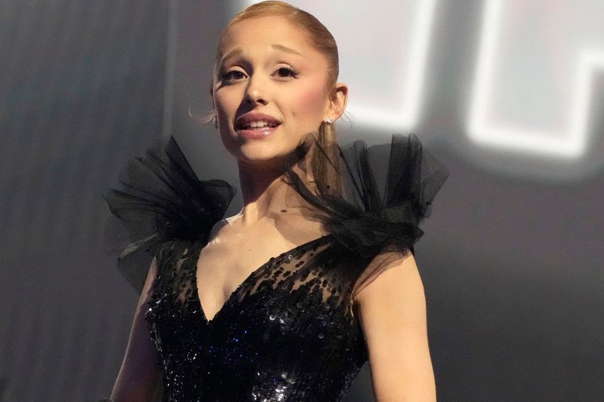 Ariana Grande's Onstage Tech Snafu: Mic Mishap at Barclays
