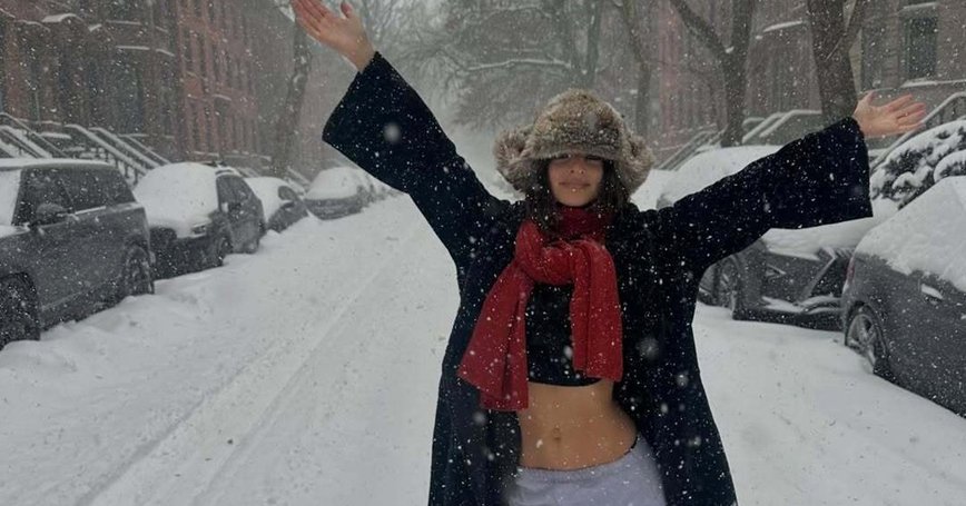 Emily Ratajkowski's Epic Crop Top Win in the Snow – Hollywood's Chill-Proof Fashion
