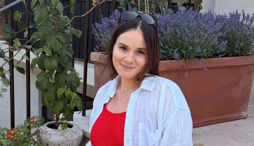 Holly Ramsay Peaty Glows in New Baby Bump Pics, Channels the Grinch in Summer Heat