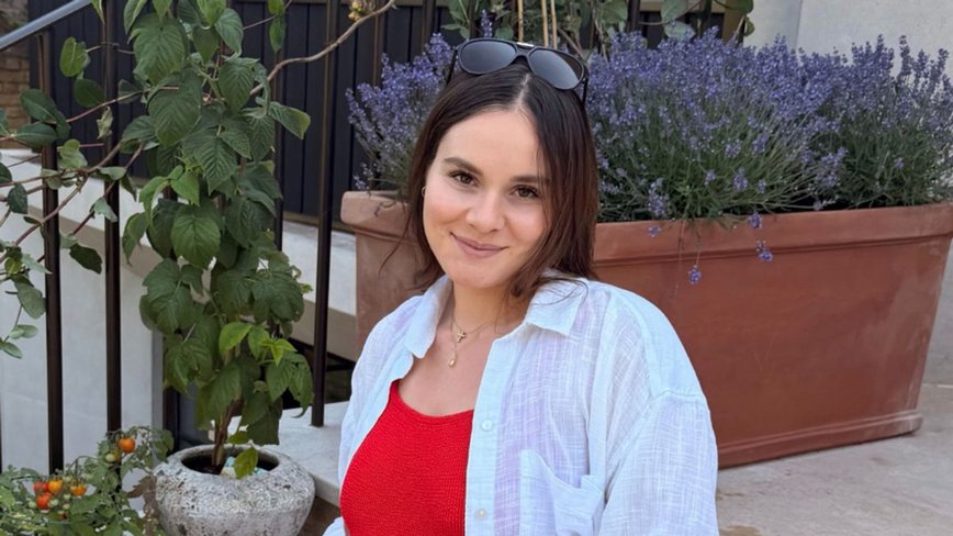 Holly Ramsay Peaty Glows in New Baby Bump Pics, Channels the Grinch in Summer Heat