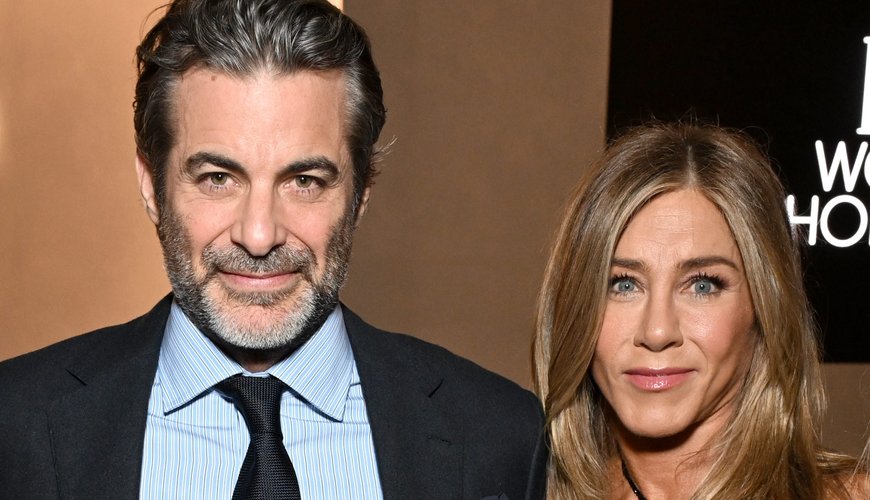 Jennifer Aniston and Jim Curtis: Summer Lovin' with a Star-Studded Crew