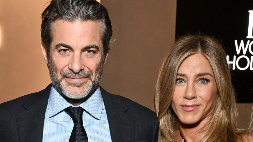 Jennifer Aniston and Jim Curtis: Summer Lovin' with a Star-Studded Crew