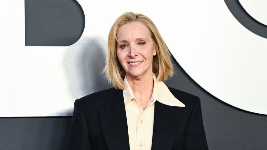 Lisa Kudrow Stuns with Her Barely-There Glam: A Natural Beauty Icon