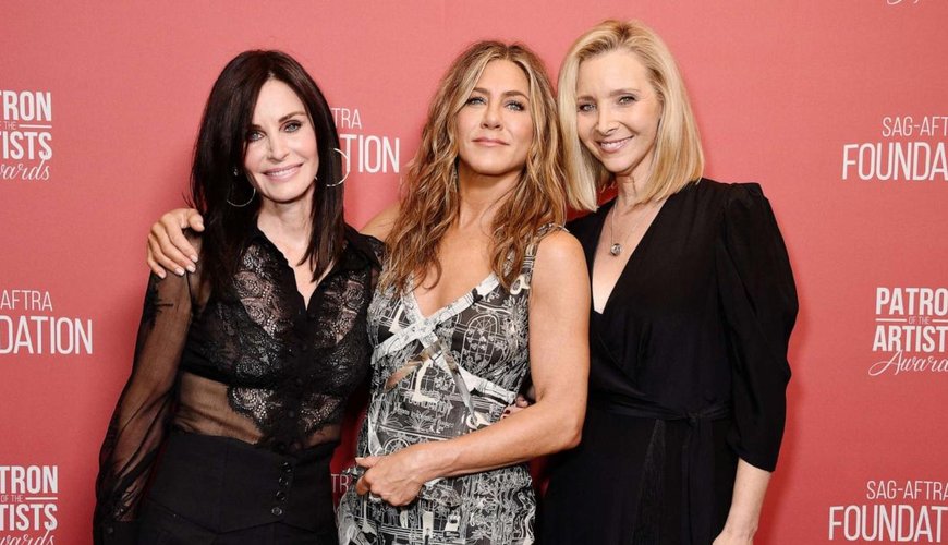 Lisa Kudrow Spills All on 'Friends' Writers' Room Drama